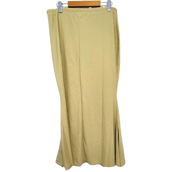 TIA BHUVA Nude Saree Silhouette Short (36") - Picture 3 of 6